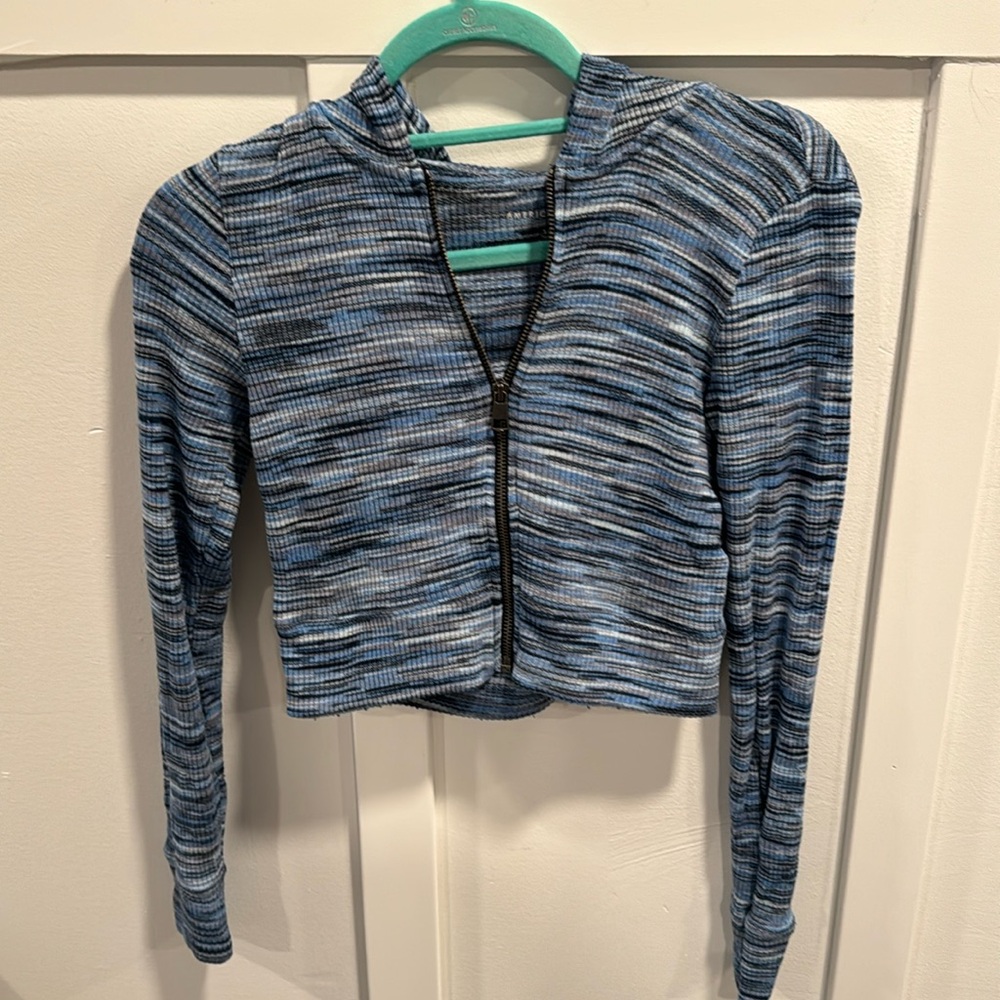 Hooded lightweight zip up crop shirt.
